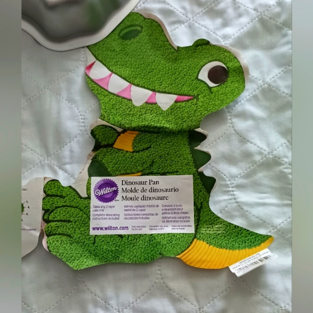 Wilton dinosaur🦖 cake pan w/decorating instructions
